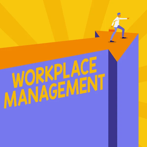 Текст, показывающий вдохновение Workplace Management. Обзор бизнеса организация вещей, окружающих вас в вашем рабочем пространстве Человек иллюстрация проведение Чемодан на вершине стрелки показ новых целей фазы. — стоковое фото