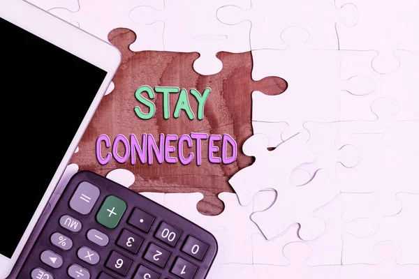 Podpis tekstowy przedstawiający Stay Connected. Pomysł na biznes, aby pozostać mając społeczne profesjonalne stosunki handlowe Budowanie niedokończone białe puzzle wzór z brakującym ostatnim kawałku — Zdjęcie stockowe