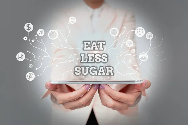 Kézírás szöveg Egyél kevesebb cukrot. Szó csökkentése cukorbevitel és étkezési egészséges táplálkozás gazdag élelmiszerek Lady in Uniform álló és tartó tabletta mutatja futurisztikus technológia. — Stock Fotó