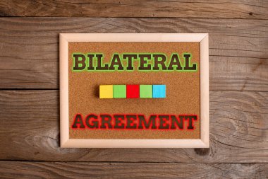 Karşılıklı Anlaşmayı sunan metin başlığı. İş kavramı hukuki zorunluluklar bağlayıcı olmayan anlaşmalar prensip yığını Örnek Küp Dikdörtgen Kutular Yüzey Cilalı Çok Renkli