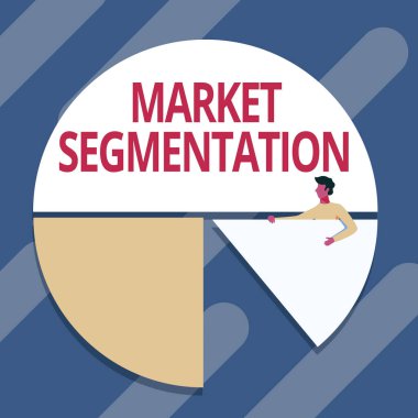 El yazısı levhası Pazar Bölümü. İnternet Konsepti, potansiyel müşteri pazarını Man Holding Pie Piece Çizimi Grafik Tasarımı Gösteren gruplara bölüyor.