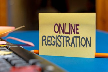 El yazısı metin çevrimiçi kayıt. Tablo Üzerine Yerleştirilmiş Çoklu Koleksiyon Ofisi Kırtasiyesi Fotoğrafı Bir ürünün kullanıcısı olarak İnternet üzerinden kavramsal fotoğraf kaydetme