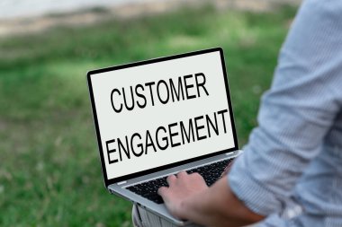 Müşteri Sözleşmesi 'nden ilham aldığını gösteren bir mesaj. Müşteri ve marka ses ve video arama yetenekleri arasındaki duygusal bağlantı üzerine yazılmış sözcük insanları bir araya getiriyor