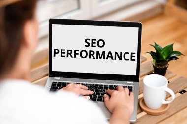 Seo Performans Analizi 'ni gösteren bir imza. İş konsepti, trafiğin miktarını ve kalitesini İnternet sitesi Çevrimiçi İşler ve İnsanları Uzaktan Birleştiren Çalışmalar 'a yükseltir