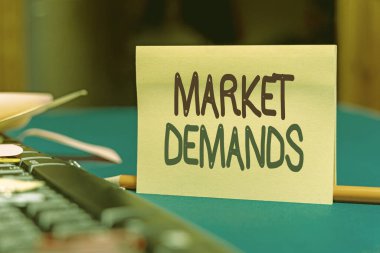 Metin Pazarı Çözümlemeleri Yazılıyor. Kavram, pazar yerini etkileyen durumlar hakkında gerçeklerin toplanması anlamına gelir Çoklu Koleksiyon Ofisi Kırtasiyesi Fotoğrafı Tablo Üzerine Yerleştirilmiş