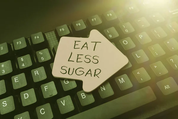 Assinar exibindo Comer menos açúcar. Ideia de negócio reduzindo a ingestão de açúcar e comer uma dieta saudável alimentos ricos Digitação Registros e Relatórios Hospitalares, Criando Novo Programa de Leitura de Ebook — Fotografia de Stock