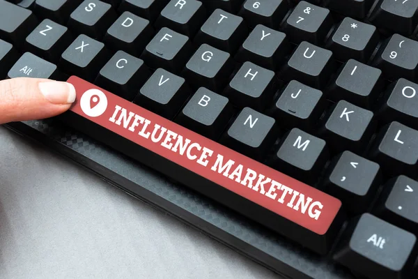 Texto que muestra inspiración Influence Marketing. Word Written on Usar líderes clave para impulsar una marca s es un mensaje al mercado Escribir Análisis de Texto de Investigación en Línea, Transcribir el Email de Voz Grabado —  Fotos de Stock