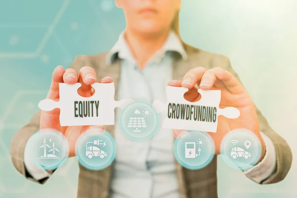 Scrivere il testo Equity Crowdfunding. Panoramica delle attività di raccolta di capitali utilizzate dalle startup e dalla società all'inizio della fase Business Woman Holding Puzzle Piece Unlocking New Futuristic Tech. — Foto Stock