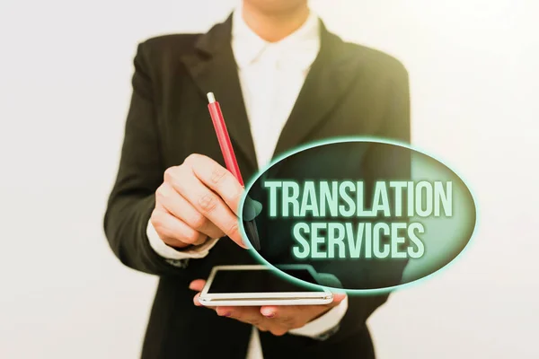 Szöveg felirat, amely bemutatja a fordítási szolgáltatásokat. Internet Concept szervezet, amely bemutatja, hogy fordítsa le a beszéd bemutatása Új technológiai ötletek megvitatása Technológiai javulás — Stock Fotó