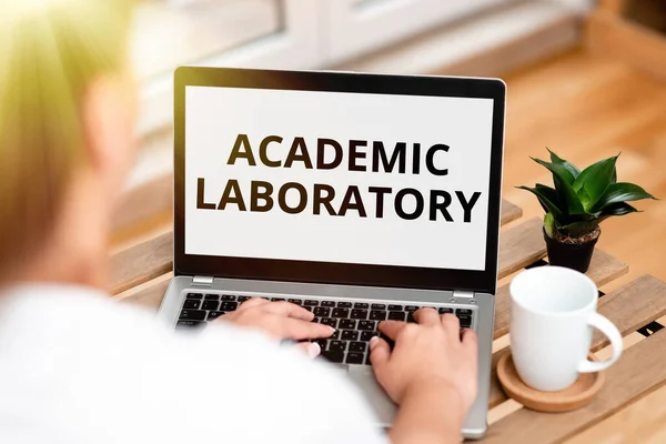 Konceptvisning Akademiskt laboratorium. Affärsidé dit studenter kan åka för att få akademiskt stöd Onlinejobb och distansarbete — Stockfoto