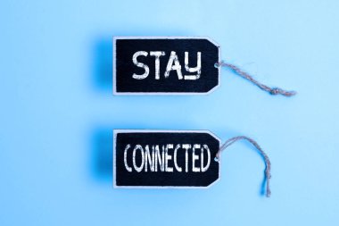 Bağlı Kal tabelasını göster. Sosyal Profesyonel İlişki Koleksiyonunun, Bilgi Etiketi İfadesi İşaretine Bağlı Boş Etiket Koleksiyonunun Kavramsal Fotoğrafı