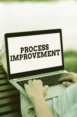 Metin Süreç Geliştirme gösterimi yazılıyor. İnsanları Bir Araya Bağlayan Ses ve Video Çağrı Yeteneklerini Geliştirme ve Ürün hizmetlerini veya süreçlerini geliştirmek için devam eden bir iş fikri