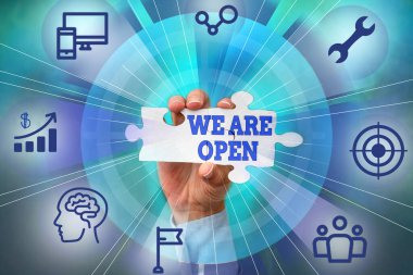 Kavramsal manşet Biz açığız. İş yaklaşımı: Kapatma ya da sınırlama engeli yok, her taraftan erişilebilir, El Tutma Yapbozu Parçası Yeni Gelecekçi Teknolojileri Açıyor.