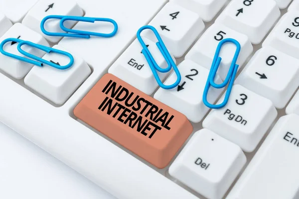 Handschrift Industrieel Internet. Concept betekent het gebruik van het internet van dingen in industriële sectoren Upgraden en repareren van oude website, verbeteren van softwarecodes — Stockfoto