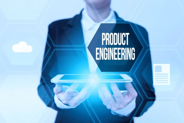 Πινακίδα γραφής χεριών Product Engineering. Επιχειρηματική προσέγγιση διαδικασία σχεδιασμού και ανάπτυξης μιας συσκευής ή ενός συστήματος Lady in Uniform Holding Phone και προβολή φουτουριστικό εικονική οθόνη — Φωτογραφία Αρχείου