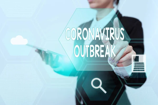 Текст почерка Coronavirus Outbreak. Слово, написанное об инфекционных заболеваниях, вызванных недавно обнаруженной COVID19 женщина в костюме, держащая планшет с футуристическим отображением интерфейса. — стоковое фото