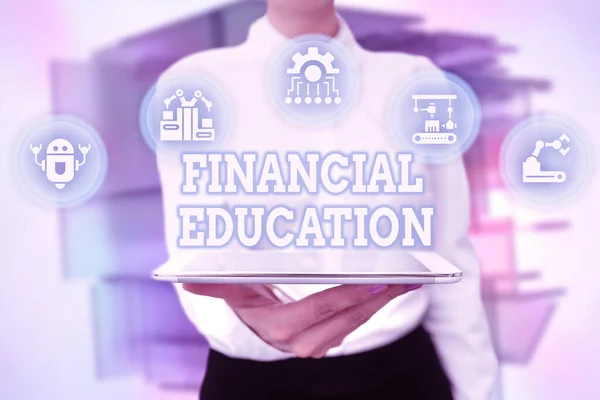Conceptueel bijschrift Financiële educatie. Woord voor onderwijs en begrip van verschillende financiële gebieden Lady Uniform Standing Tablet Hand Presenteren Virtual Modern Technology — Stockfoto