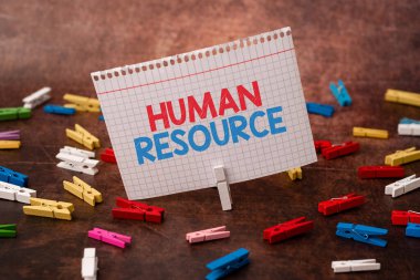 Huanalysis Kaynağı gösterimi yazılıyor. İş dünyası, yeni parlak fikirler üreterek yaratıcılığı ve ilhamı yenileyen çalışanları işe alıp geliştirme sürecini gözler önüne seriyor.