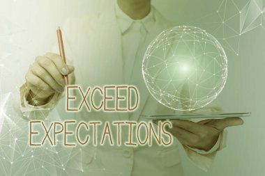Kavramsal başlık Exceed Expectations. İnternet Konsepti, kabul edilebilir performansın üzerinde veya ötesinde Dairesel Holografik Görünümlü Takım Elbiseli Kadın Tableti.