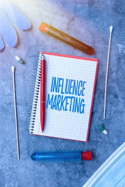 Leyenda conceptual Influence Marketing. Foto conceptual Usar líderes clave para conducir una marca es un mensaje al mercado Escribir Pruebas de Laboratorio de Medicina Recetada y Analizar Ifecciones —  Fotos de Stock