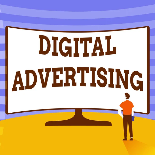 Conceptuele bijschrift Digitale reclame. Business showcase marketing van producten of diensten met behulp van internet Man Standing Illustration Standing Infront Of Enorme Display Screen. — Stockfoto