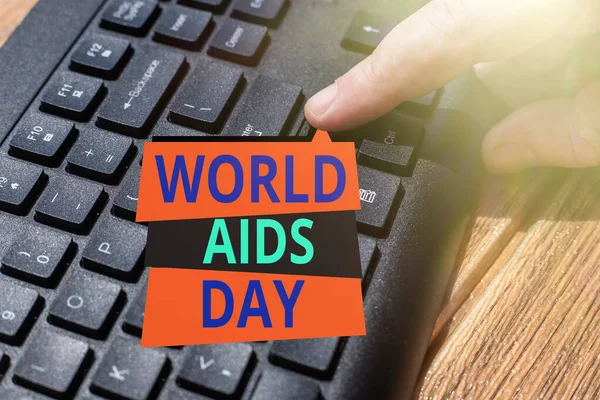 Inspiratie toont teken Wereld Aids Dag. Business idee een internationale dag om de aandacht te vestigen op de AIDS-pandemie Hands Pointing Pressing Computer Keyboard Keys Typewriting Nieuwe ideeën. — Stockfoto