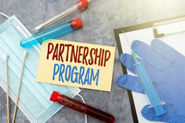 Firma la visualizzazione del programma di partnership. Foto concettuale vendita dei venditori s è prodotti e servizi associati Ricerca farmaci preventivi, prevenzione delle infezioni virali — Foto Stock