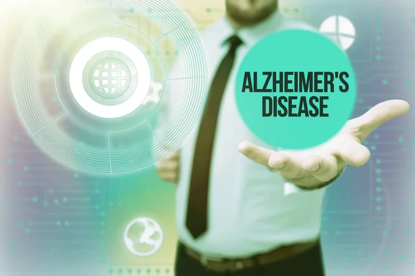 La inspiración muestra un signo de Alzheimer es la enfermedad. Visión general del negocio Deterioro mental avanzado que ocurre en la vejez Gentelman Uniform Standing Holding Nuevas tecnologías futuristas. — Foto de Stock