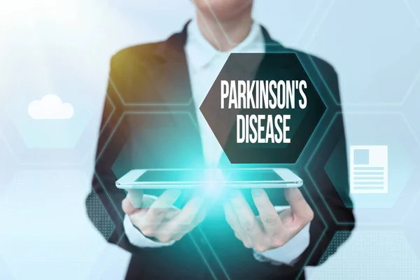 Koncepční popisek Parkinsonova choroba S. Přehled podnikání nervový systém porucha, která ovlivňuje pohyb Lady v uniformě držení telefonu a zobrazování futuristické virtuální displej — Stock fotografie