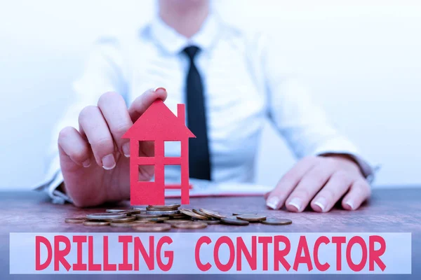 Scrittura visualizzazione del testo Drilling Contractor. Business approach contrarre i loro servizi principalmente per pozzi di perforazione Nuove rate casa e piani di investimento rappresentati da signora — Foto Stock