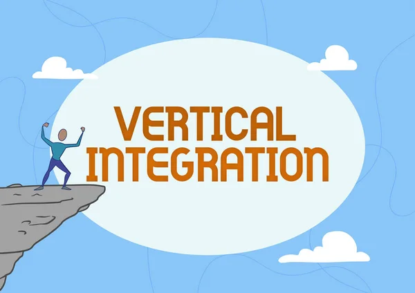 Sinal de texto mostrando Integração Vertical. Abordagem de negócios Fusão de empresas em diferentes estágios de produção ilustração Atlético Homem Montanha Orgulhoso de Escalada Sucesso Para as Nuvens Céu. — Fotografia de Stock