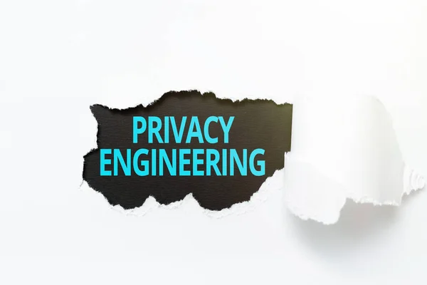 Χειρόγραφο κείμενο Privacy Engineering. Word Γραμμένο σε μηχανικά συστήματα παρέχουν αποδεκτά επίπεδα της ιδιωτικής ζωής Δάκρυ στο φύλλο αποκαλύπτει το παρασκήνιο πίσω από την μπροστινή πλευρά — Φωτογραφία Αρχείου