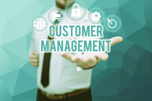 고객 관리 (Customer Management) 는 다음을 가리킨다. 비즈니스 쇼 케이스 고객 유지 및 궁극적으로 판매 성장 젠틀맨 Uniform Standing New Futuristic Technologies. — 스톡 사진