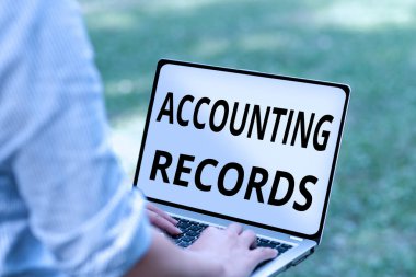 İlham verici muhasebe kayıtlarını gösteren bir metin. İş Fikri Elle veya Bilgisayarla Varlık ve Sorumlulukların Kayıtları Çevrimiçi Görevler ve İnsanları Uzaktan Birleştirerek Çalışıyor