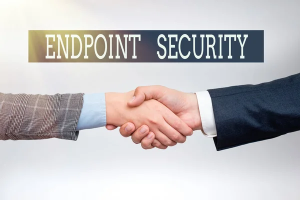 Skriver text Endpoint Security. Koncept som innebär metoden för att skydda företagsnätverket Två professionella välklädda företag Handslag Inomhus — Stockfoto