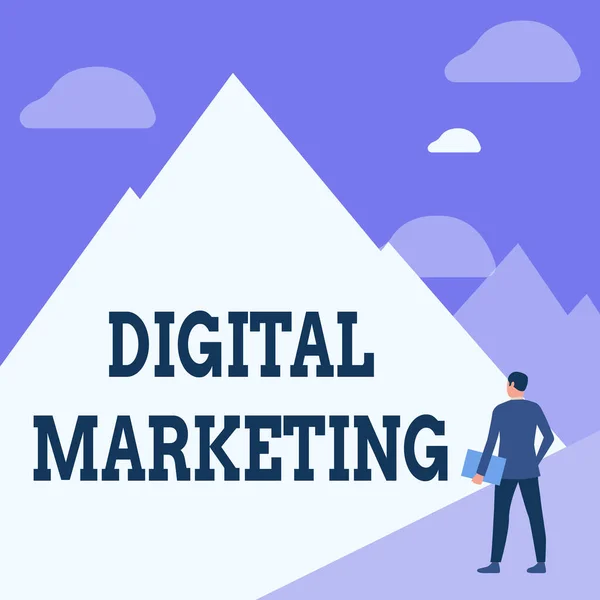 Pisanie tekstu Digital Marketing. Word Napisane na marketingu produktów wykorzystujących technologie cyfrowe Gentleman In Suit Standing Holding Notebook Facing Tall Mountain Range. — Zdjęcie stockowe