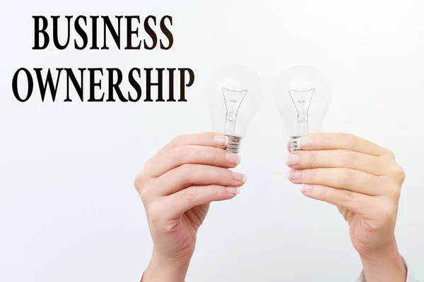 Conceptuele bijschrift Business Ownership. Zakelijk overzicht controle of om de operaties en functies te dicteren twee handen holding lamp tonen of presenteren van nieuwe technologie ideeën — Stockfoto