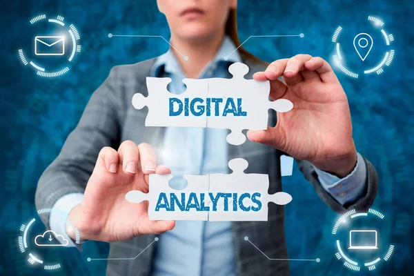 Panneau affichant Digital Analytics. Business présente l'analyse des données qualitatives et quantitatives Business Woman Holding Jigsaw Puzzle Piece Unlocking New Futuristic Tech. — Photo