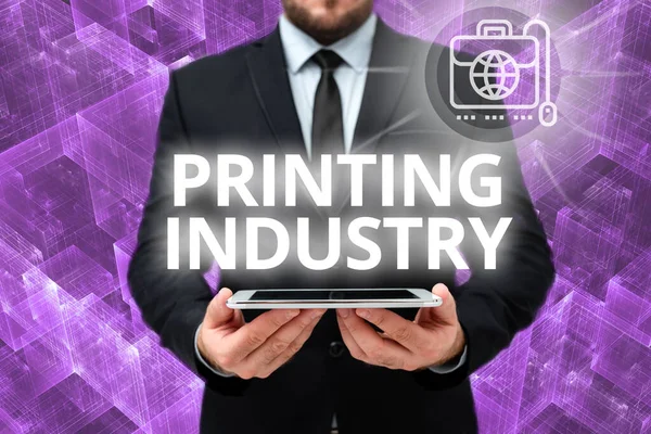 Τίτλος κειμένου που παρουσιάζει τη βιομηχανία εκτύπωσης. Επιχειρηματική επισκόπηση βιομηχανία που εμπλέκονται στην παραγωγή έντυπου υλικού Man In Office Uniform Holding Tablet Εμφάνιση νέας σύγχρονης τεχνολογίας. — Φωτογραφία Αρχείου