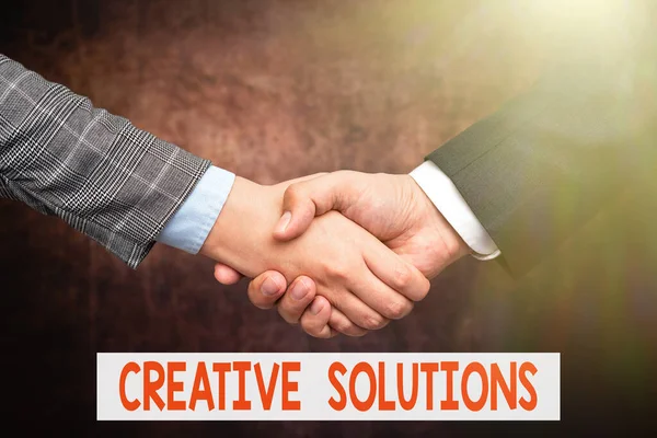 Handstilstext Creative Solutions. Konceptuell foto mental process för att skapa en lösning på ett problem Två professionella välklädda företag affärsmän Handslag Inomhus — Stockfoto