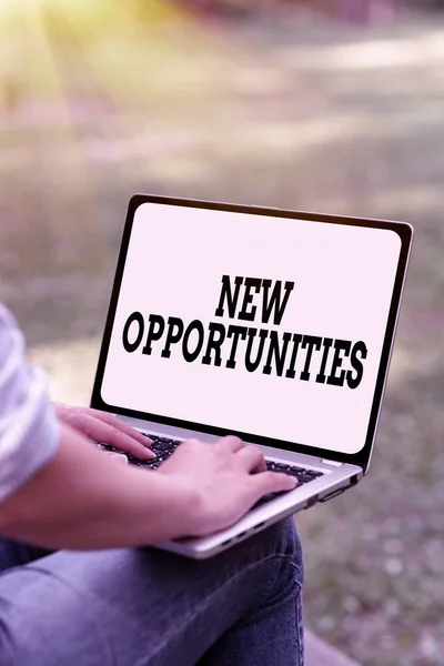 Bildunterschrift: Neue Chancen. Geschäftskonzeptsituation, die es ermöglicht, etwas Online-Jobs zu schaffen und Menschen aus der Ferne miteinander zu verbinden — Stockfoto