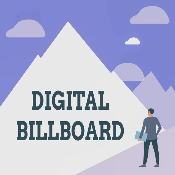 Tekst pokazujący inspirację Digital Billboard. Koncepcyjne zdjęcie billboard, który wyświetla cyfrowe obrazy do reklamy Gentleman w garniturze Stojący Holding Notebook Facing Tall Mountain Range. — Zdjęcie stockowe