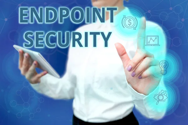 Konceptuell bildtext Endpoint Security. Företag visar upp metoden för att skydda företagsnätverket Lady In Uniform Standing Hold Phone Virtual Press Button Futuristic Tech. — Stockfoto