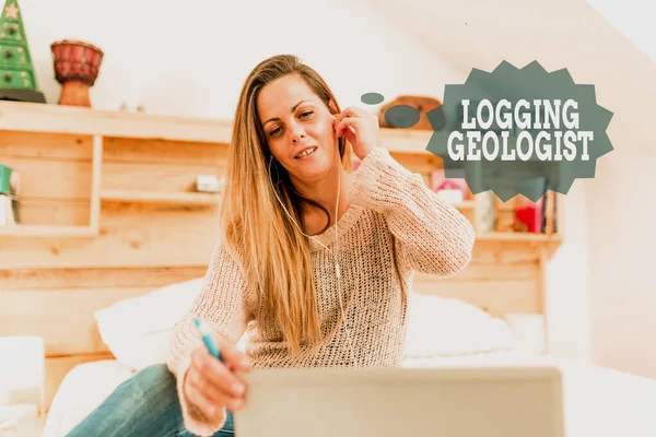 Conceptual display Logging Geologist. Concept meaning Layout and execution of definition diamond drill programs Casual Internet Surfing, Student Researching Online Websites — 스톡 사진
