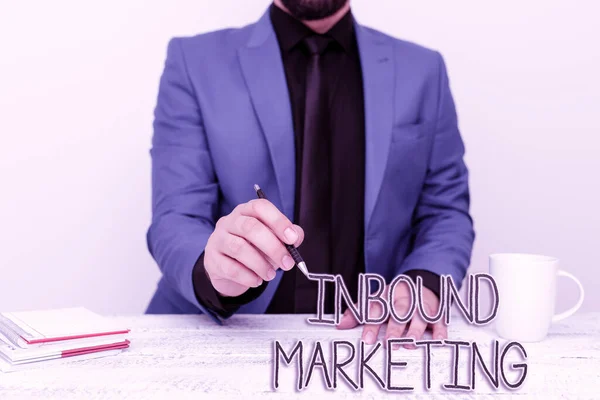 Text sign showing Inbound Marketing. Word for a strategy that focuses on attracting customers or leads Discussing Important Idea Presenting And Explaining Business Plan Designs — Fotografia de Stock