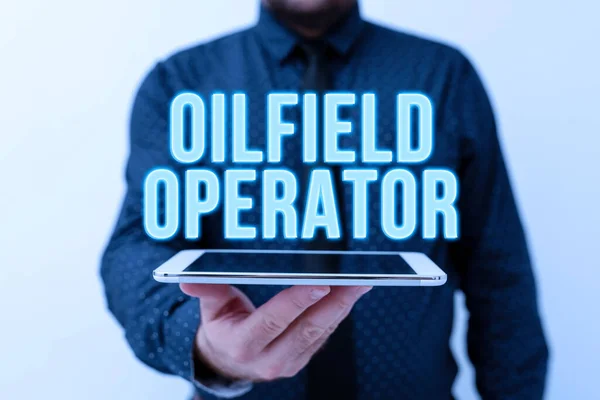 Conceptual caption Oilfield Operator. Business overview responsible for optimizing production of the oil wells Presenting New Technology Ideas Discussing Technological Improvement — Fotografia de Stock