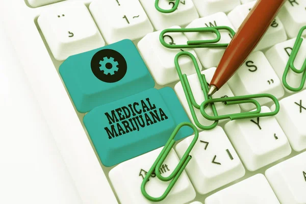 Text sign showing Medical Marijuana. Business concept recommended by examining as treatment of a medical condition Typing Engineering Lessons And Lectures, Fixing Broken Technology Concept —  Fotos de Stock