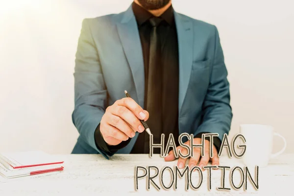 Концептуальный дисплей Hashtag Promotion. Деловой подход больше показывать может обнаружить и вовлечь с содержанием Обсуждение важных идей Представление и объяснение бизнес-планов — стоковое фото