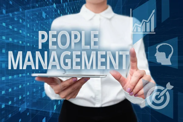 Handschriftlicher Text People Management. Konzept bedeutet Prozess der Erschließung und Kanalisierung von Mitarbeitern potenziellen Lady In Uniform Holding Phone Virtual Press Button Futuristische Technologie. — Stockfoto