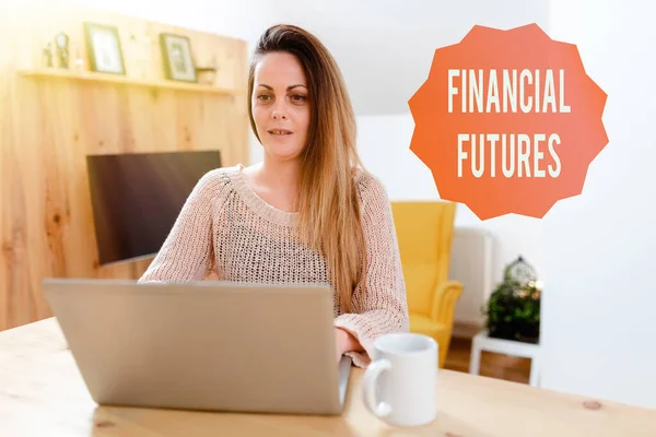 Text som visar Financial Futures. Affärsidé kontrakt för att köpa eller sälja något som utländsk valuta Bläddra och chatta i sociala medier, Söka och titta på videor — Stockfoto